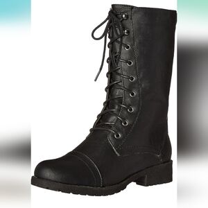 Size 6 stylish lace-up boots from Nature Breeze.
